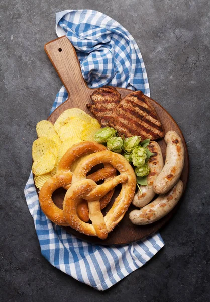 Oktoberfest pronto. Pretzels, salsichas e batatas fritas — Fotografia de Stock