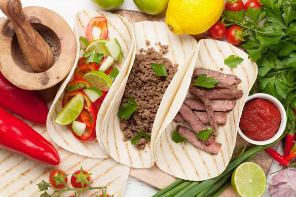 Meksika tacoları pişiyor.