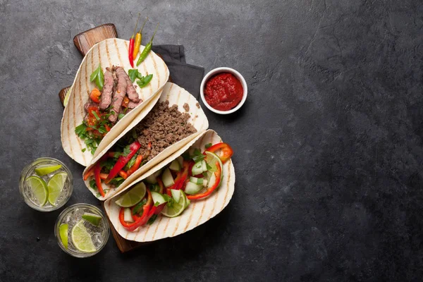 Meksykańskie tacos i koktajl caipirinha — Zdjęcie stockowe