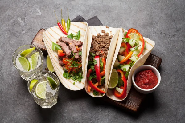 Tacos mexicanos e coquetel caipirinha — Fotografia de Stock