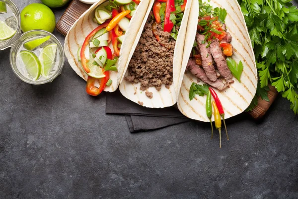 Mexican tacos and caipirinha cocktail — Stock Photo, Image