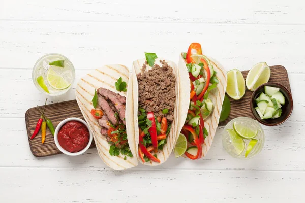 Tacos mexicanos e coquetel caipirinha — Fotografia de Stock