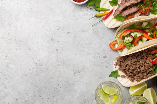 Mexican tacos and caipirinha cocktail — Stock Photo, Image