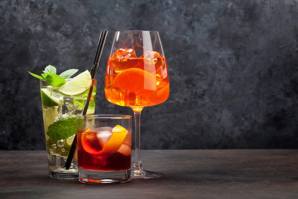 Tři klasické koktejlové skleničky — Stock fotografie