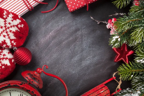 Karácsonyi üdvözlőlap dekorációval és fenyőággal — Stock Fotó
