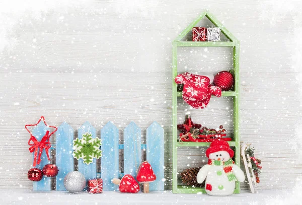 Kerst sneeuwpop en kerstdecor — Stockfoto