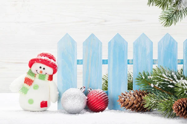 Juguete muñeco de nieve de Navidad, decoración y rama de abeto —  Fotos de Stock