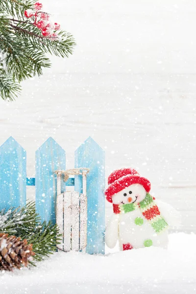 圣诞雪人玩具、装饰和冷杉树枝 — 图库照片