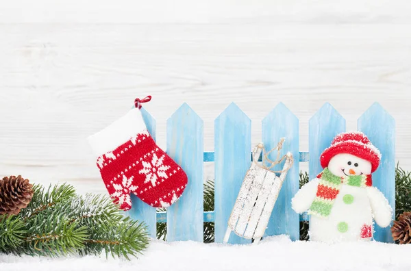 Juguete muñeco de nieve de Navidad, decoración y rama de abeto —  Fotos de Stock