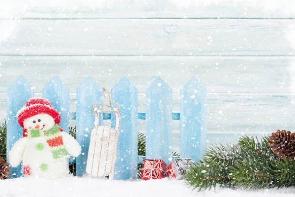 Weihnachtsgeschenkboxen, Schneemannspielzeug und Tannenzweig — Stockfoto