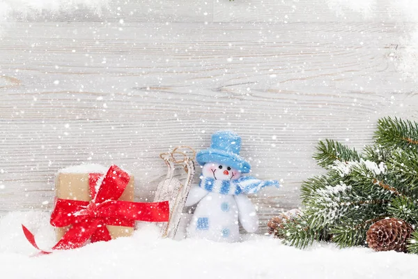 Giocattolo pupazzo di neve di Natale, confezione regalo e ramo di abete — Foto Stock