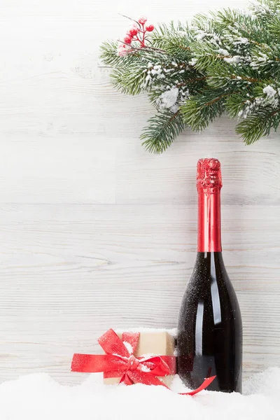 圣诞礼品盒和香槟酒瓶 — 图库照片