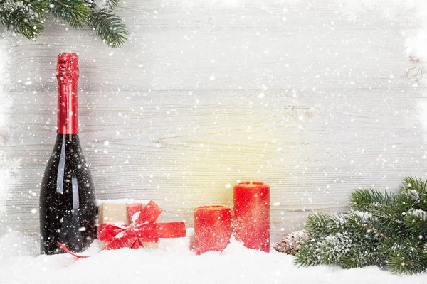 Рождественские подарочные коробки и бутылка шампанского — стоковое фото