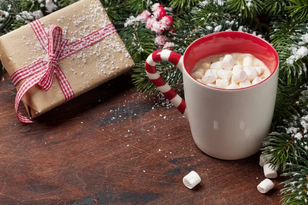 Abeto de Navidad y chocolate caliente con malvavisco —  Fotos de Stock