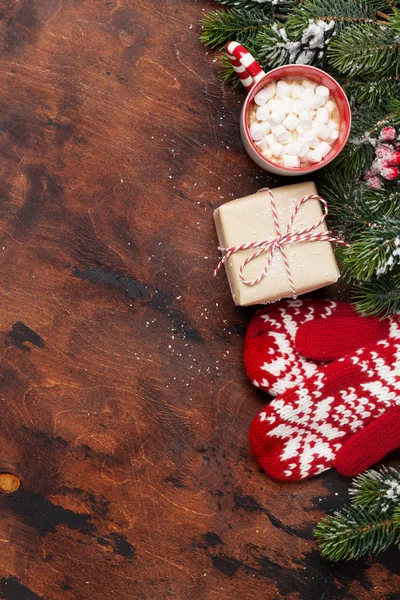 Caja de regalo de Navidad y chocolate caliente —  Fotos de Stock