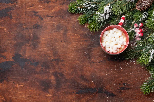 Kerstkaart met dennenboom en warme chocolademelk — Stockfoto