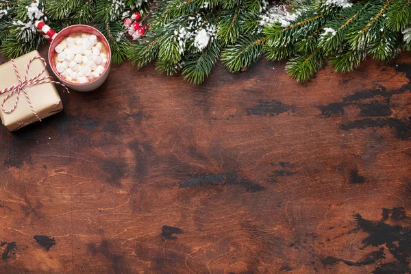 Caja de regalo de Navidad y chocolate caliente — Foto de Stock