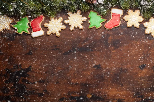 Gingerbread çerezleri Noel tebrik kartı — Stok fotoğraf