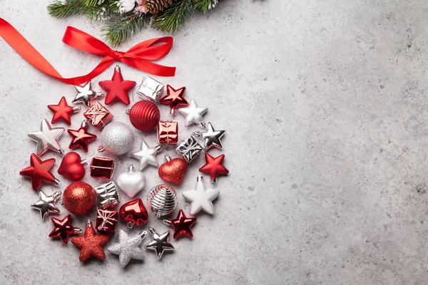 モミの木と装飾付きクリスマスグリーティングカード — ストック写真