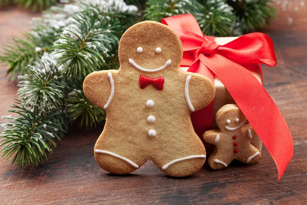 Tarjeta de felicitación navideña con galletas de jengibre —  Fotos de Stock