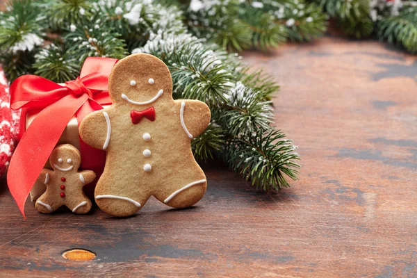Tarjeta de felicitación navideña con galletas de jengibre — Foto de Stock