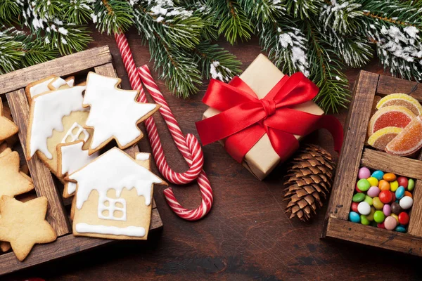 Cartão de Natal com biscoitos de gengibre e doces — Fotografia de Stock