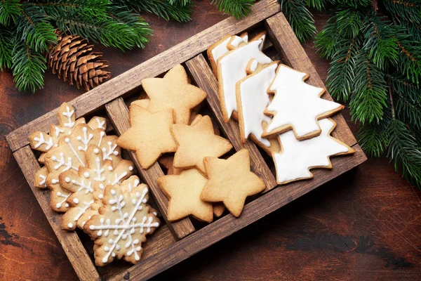 Tarjeta de felicitación navideña con galletas de jengibre —  Fotos de Stock