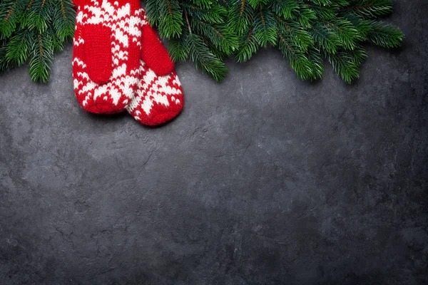 Karácsonyi üdvözlőlap karácsonyi kesztyűvel és fenyőfával — Stock Fotó