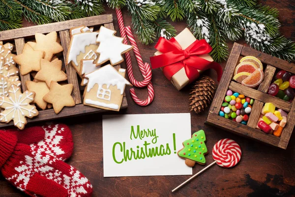 Weihnachtsgrußkarte mit Lebkuchen und Süßigkeiten — Stockfoto