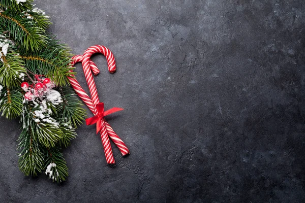 Karácsonyi üdvözlőlap cukornáddal és fenyővel — Stock Fotó