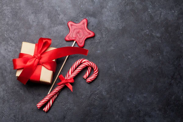 Cartão de Natal com doces bengalas presente — Fotografia de Stock