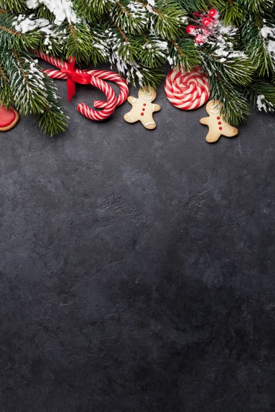 Kerstkaart met peperkoek koekjes en dennenboom — Stockfoto