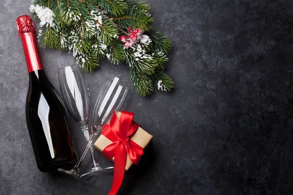 Tarjeta de Navidad con champán, regalo y abeto —  Fotos de Stock