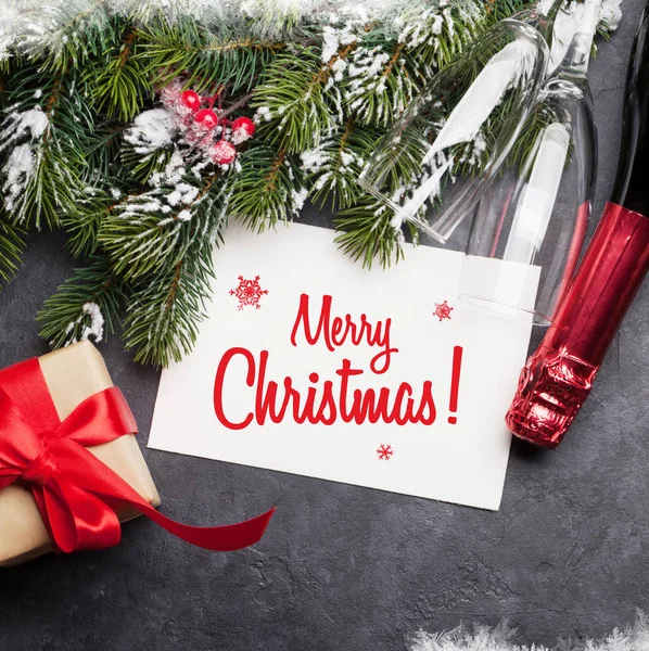 Weihnachtskarte mit Champagner und Geschenkbox — Stockfoto