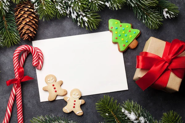 Kerstkaart met peperkoek koekjes en dennenboom — Stockfoto