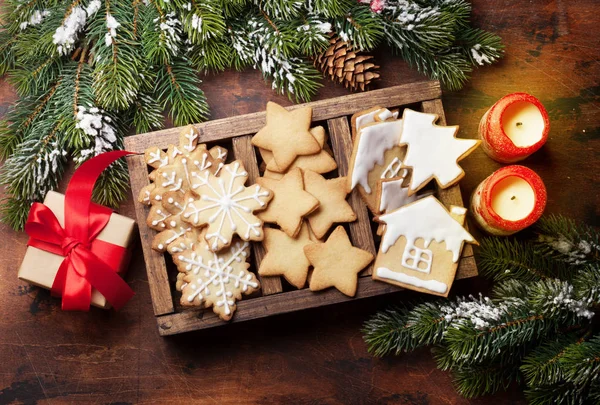 Kerstkaart met peperkoek koekjes en dennenboom — Stockfoto