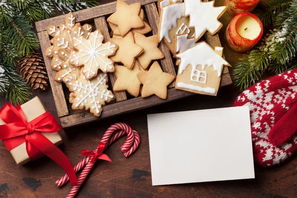 İçinde zencefilli kurabiye ve köknar ağacı olan Noel kartı. — Stok fotoğraf
