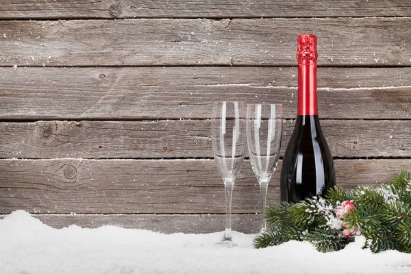 Рождественская открытка с бутылкой шампанского — стоковое фото
