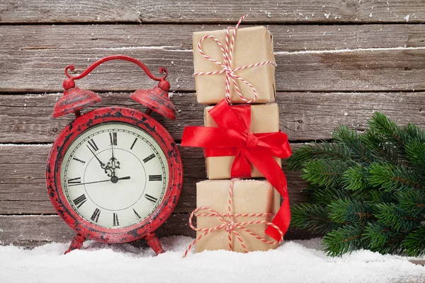 Reloj despertador de Navidad y cajas de regalo —  Fotos de Stock