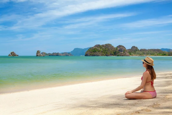 Giovane donna attraente rilassarsi sulla spiaggia del mare — Foto Stock