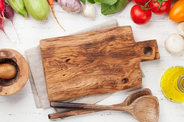 Çeşitli çiğ organik sebze pişirme