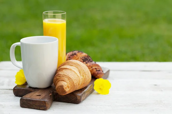 Kaffee, Orangensaft und Croissant — Stockfoto