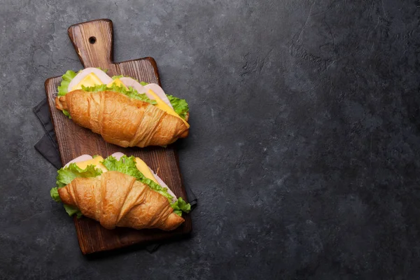 Panino al croissant fresco — Foto Stock