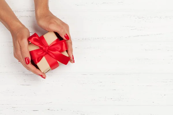 Vrouw handen houden geschenkdoos — Stockfoto