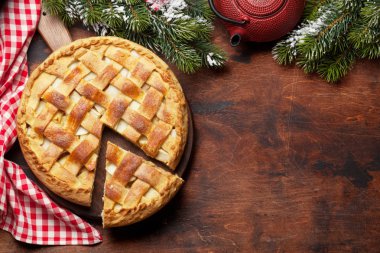 Noel tebrik kartı ve elmalı turta.