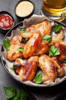 Tavuk kanadı ve bira.