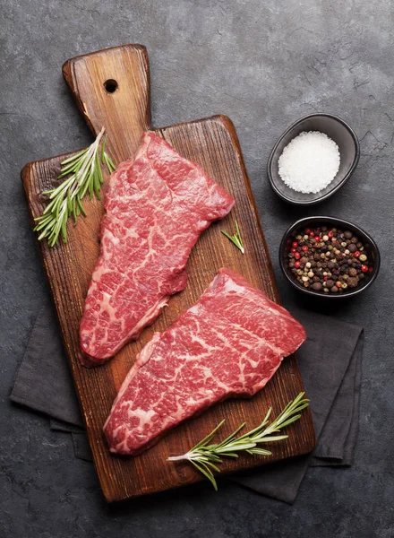 Roh marmoriertes Rindersteak — Stockfoto