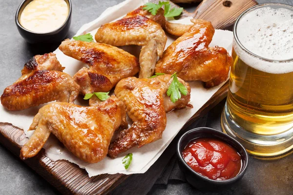 Alitas de pollo calientes y cerveza de barril —  Fotos de Stock
