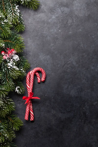 Kerstkaart met zuurstokken en dennenboom — Stockfoto