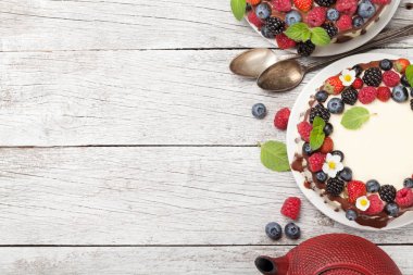 peynirli kek çilek ve çikolata ile